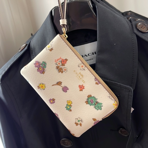 Coach Corner Zip Wristlet With Spaced Floral Field Print
IM/Chalk Multi - Picture 15 of 16